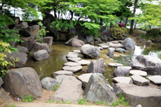庭園内の石