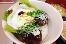 まぐろロコモコ丼